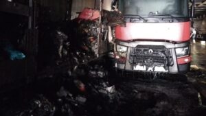 Un cami&oacute;n parcialmente calcinado.