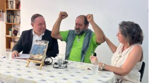 El abogado Francisco Ochoa, el activista Antoni Estela y la portavoz de ARDIP Marga Mogica, en el momento en el que Estela ha recibido la noticia de los avances judiciales en su denuncia contra el exmonitor de Nazaret.