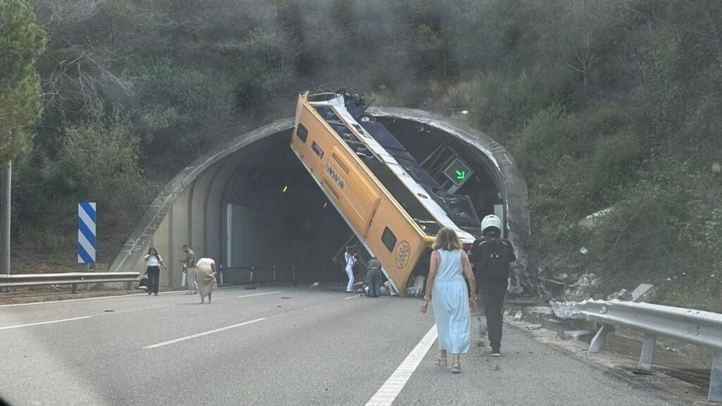 Vehículo atravesado en la entrada de un túnel en la C-32 en Tordera, Barcelona (3Cat/Cedida).