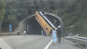Veh&iacute;culo atravesado en la entrada de un t&uacute;nel en la C-32 en Tordera, Barcelona (3Cat/Cedida).