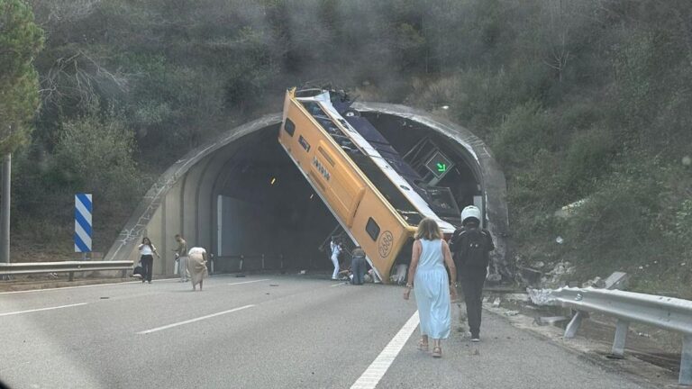 Vehículo atravesado en la entrada de un túnel en la C-32 en Tordera, Barcelona (3Cat/Cedida).