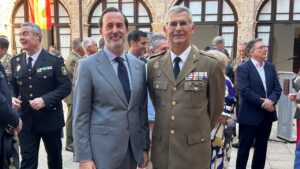 El presidente del Parlament, Gabriel Le Senne, junta al nuevo delegado de Defensa, Juan Torres.