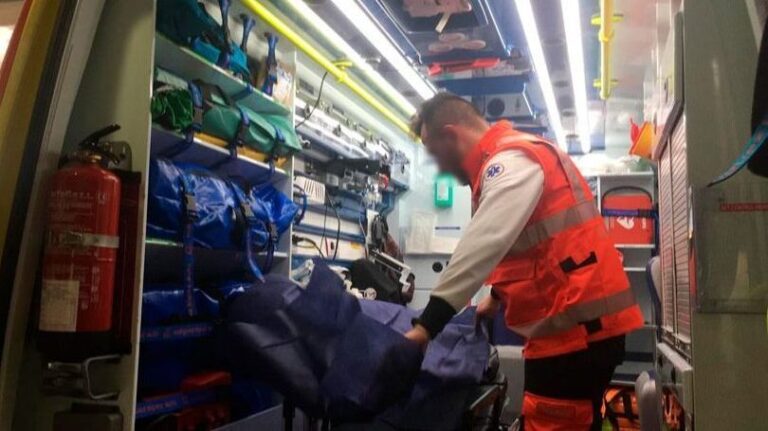 Dos heridos, uno menor de edad, tras chocar un coche y una moto en la Vía de Cintura