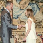 Marga Prohens saluda al jefe del Estado.