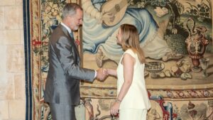 Marga Prohens saluda al jefe del Estado.