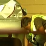 A la derecha, Carlos Segura, inspeccionando restos del coche explosionado