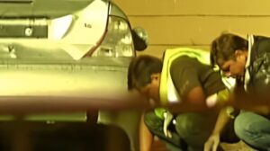 A la derecha, Carlos Segura, inspeccionando restos del coche explosionado