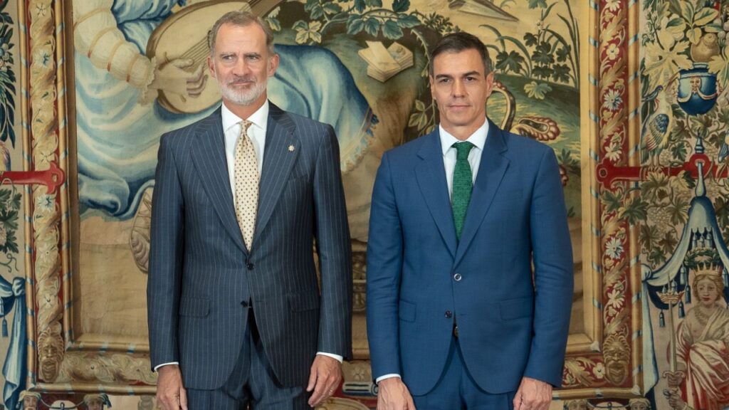 Felipe VI posa junto al presidente del Gobierno, Pedro Sánchez.