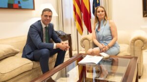 Marga Prohens recibe a Pedro S&aacute;nchez en el Consolat de Mar.