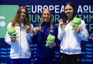 La mallorquina, en el centro de la imagen, luciendo se medalla de oro