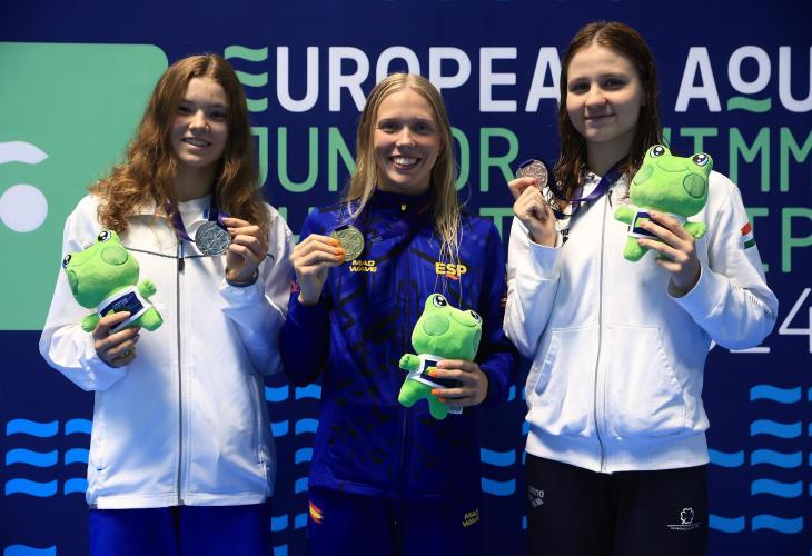 La mallorquina, en el centro de la imagen, luciendo se medalla de oro