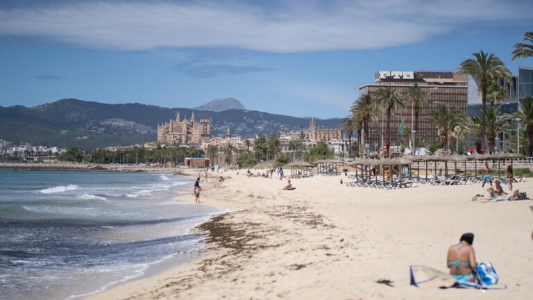 Interceptan una patera con cuatro migrantes en la playa de Can Pere Antoni