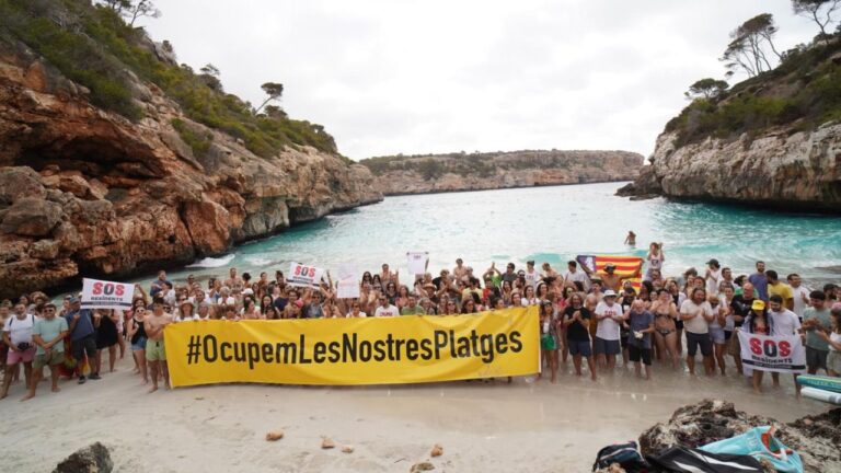 Protesta de Mallorca Platja Tour en Caló d'es Moro.