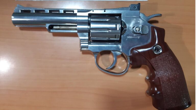 El arma intervenida por la Policía en el Coll d'en Rabassa
