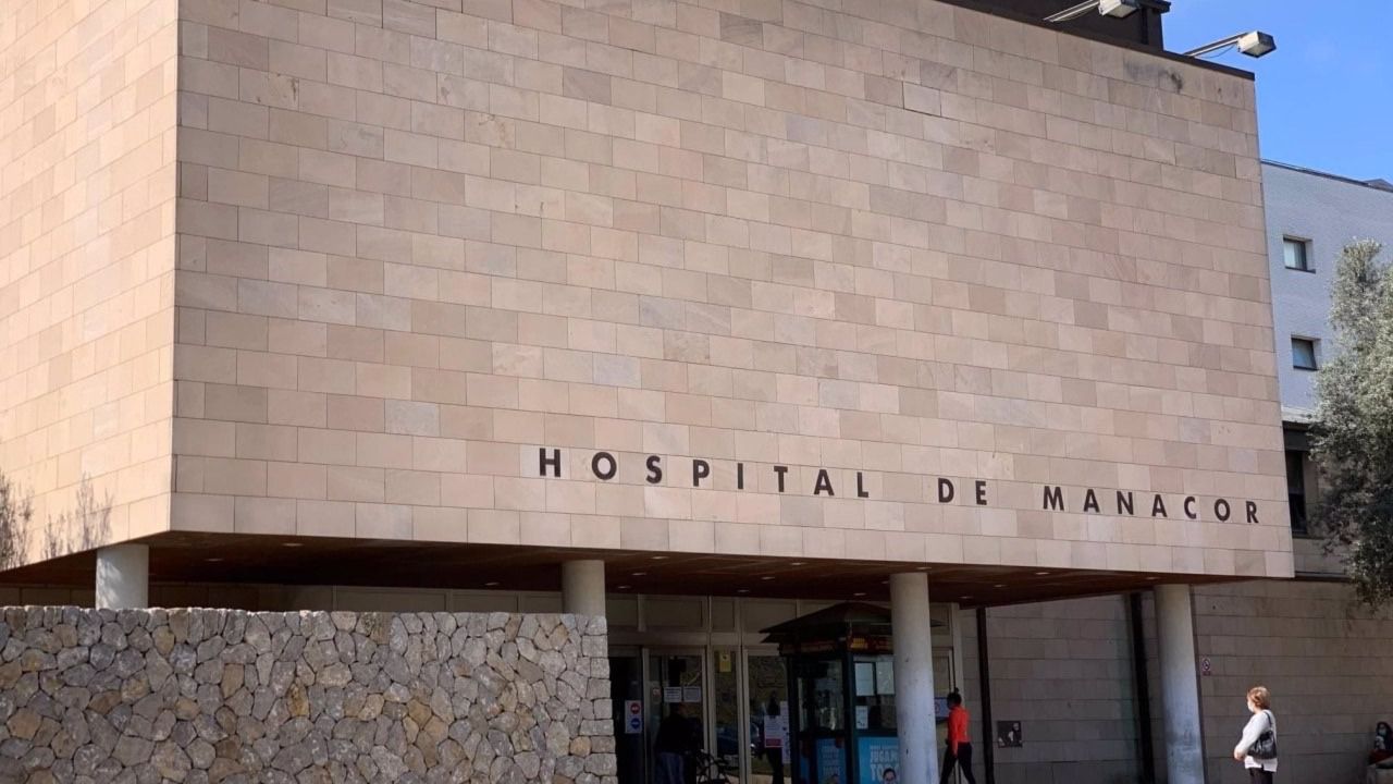 Dos septuagenarios, heridos tras incendiarse su coche tras un accidente en Petra