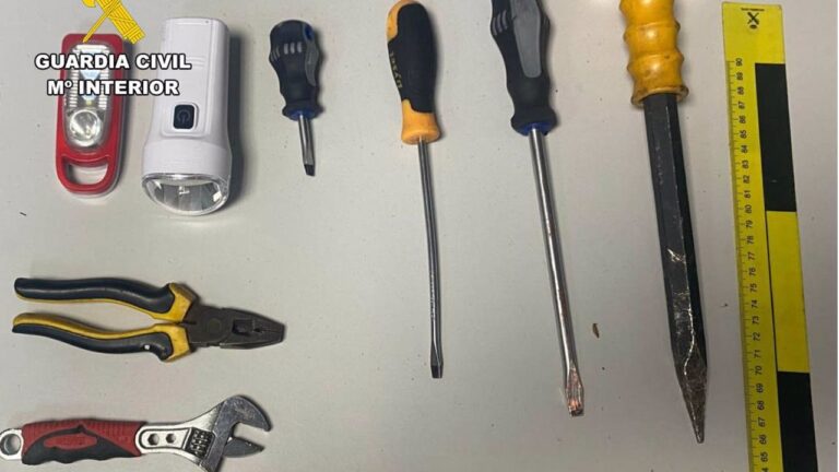 Herramientas incautadas al detenido tras su arresto