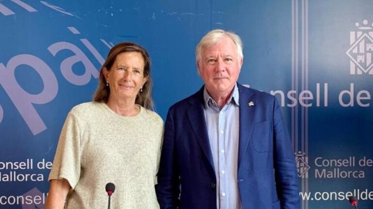 El conseller insular de Turismo, José Marcial Rodríguez, y la directora insular de Turismo por la Oferta y la Calidad, Clara del Moral.