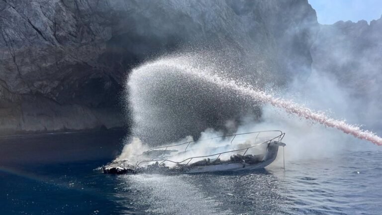 Embarcación incendiada en Cala Figuera. Salvamento Marítimo.