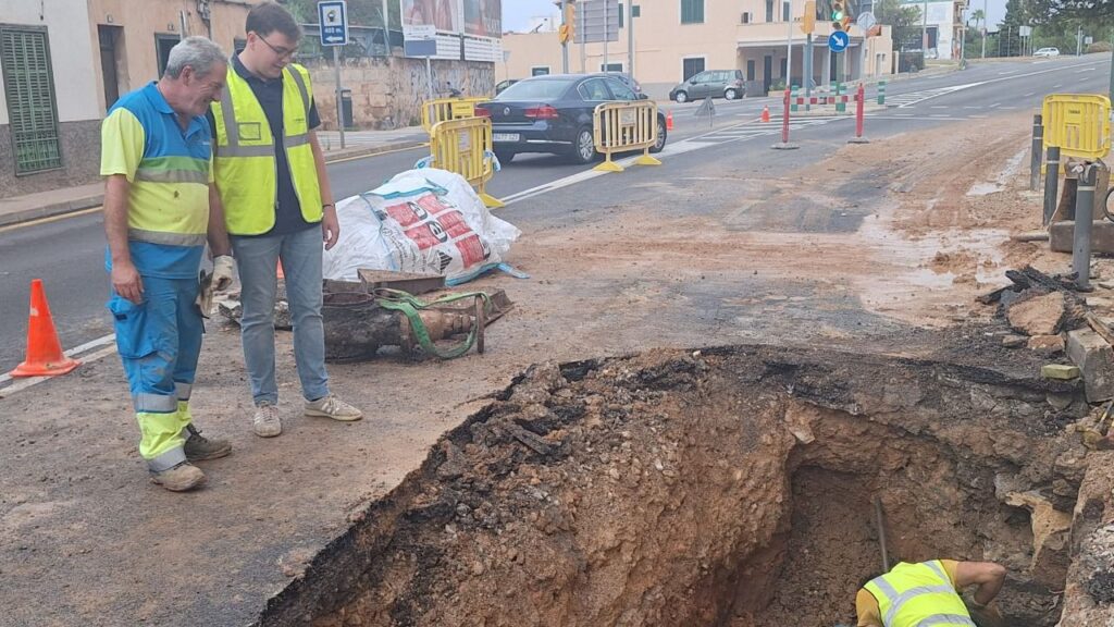 Operarios de Emaya, trabajando en la reparación de la tubería.