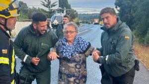 Una anciana, rescatada por la Guardia Civil.