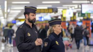 Imagen de archivo: Polic&iacute;a Nacional en el aeropuerto de Palma.