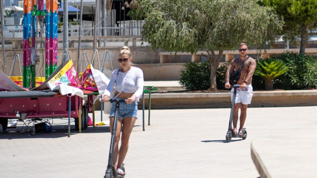 Magaluf - turistas - patinetes - verano - calor
