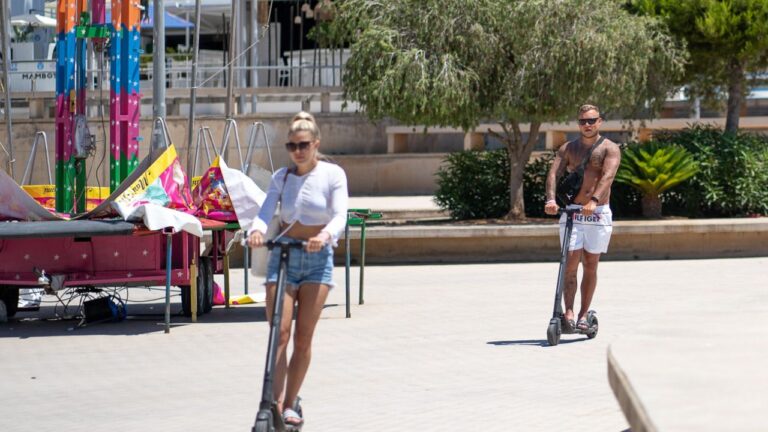 Magaluf - turistas - patinetes - verano - calor