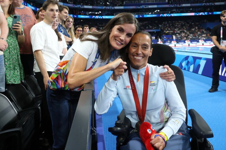 La Reina saluda a Teresa Perales tras lograr el bronce en natación 50 metros espalda S2 en los Juegos Paralímpicos de París