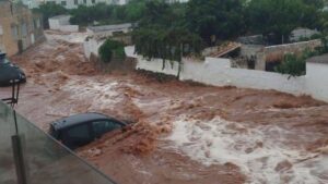 Vehículos atrapados en el torrente que se desbordó en Es Mercadal.