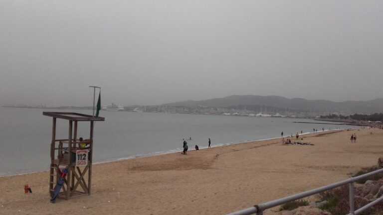 niebla mal tiempo playa otoño