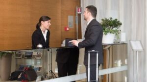 recepcion hotel trabajo turismo trabajador
