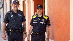 De derecha a izquierda, Rafel Coves, coordinador del programa Polic&iacute;a Tutor y Biel Cardell, polic&iacute;a tutor en S&oacute;ller.