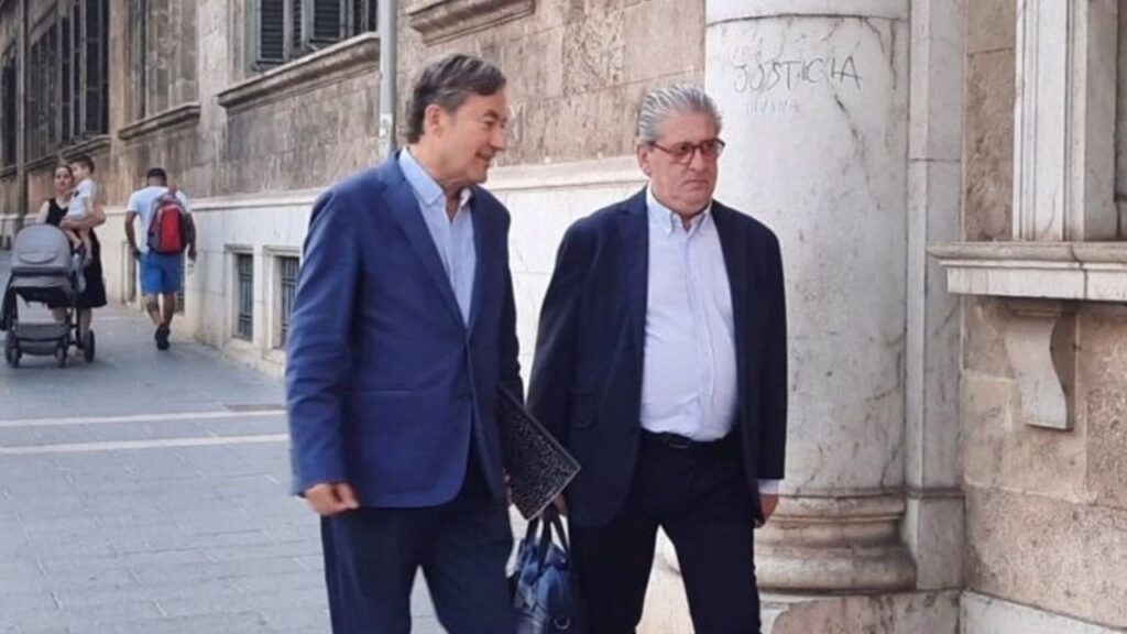 Archivo: Joan Gual de Torrella (izquierda) acompañado por su abogado, Eduardo Valdivia.
