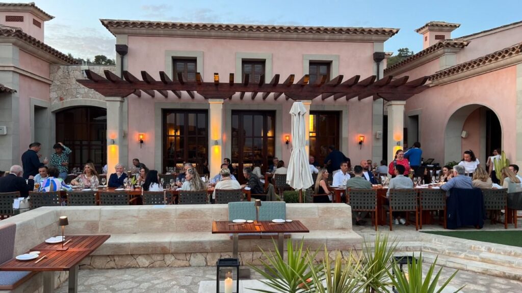 La terraza del restaurante ROKA Mallorca