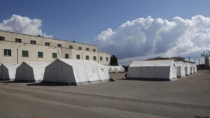 Tiendas de campaña colocadas en las instalaciones del antiguo cuartel de Son Tous para atender a migrantes.