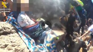 La mujer accidentada es atendida por los agentes del Greim.