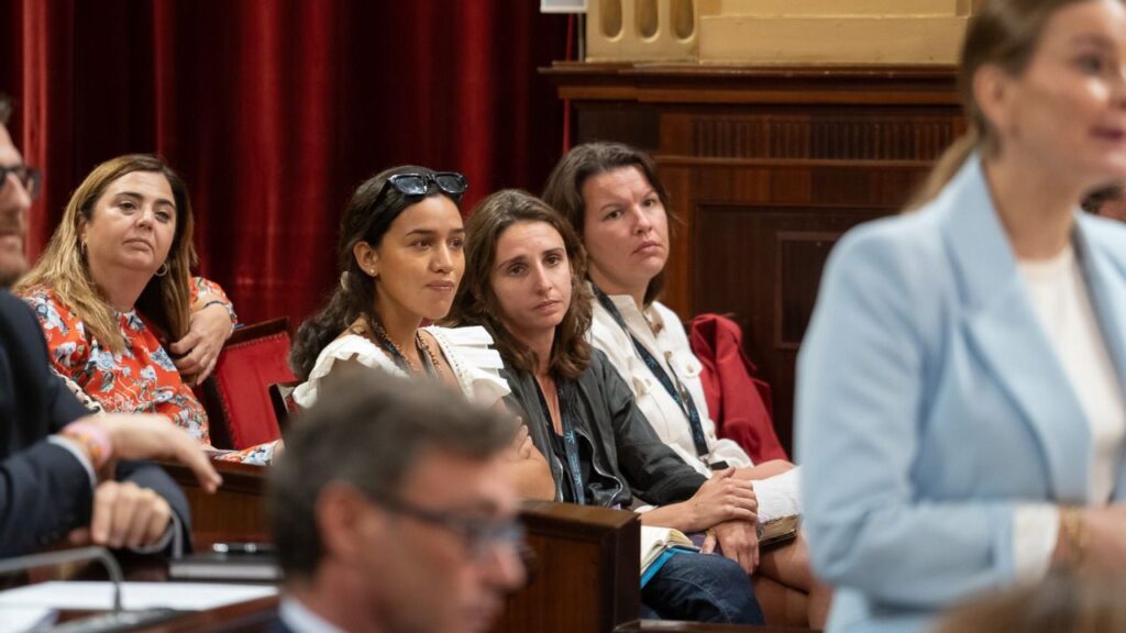 Lucía Muñoz, con camisa negra, este martes en el Parlament.
