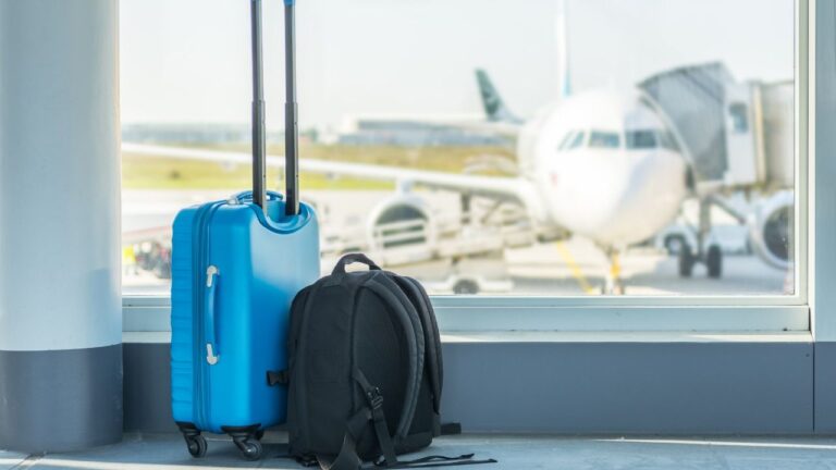 turismo viajeros aeropuerto maleta