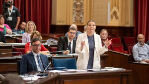 Marga Prohens en el Parlament.