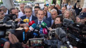 Gabriel Le Senne atiende a los medios tras declarar en el juzgado.