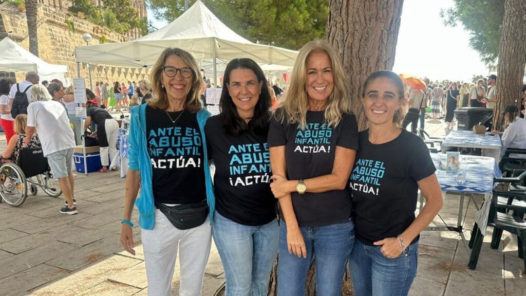 Elizabeth Homberg, presidenta de Fundación RANA, junto a Mar Pulido de OBIA, Patricia Moliné, técnica formadora, y Pilar Sevilla, directora de la Fundación RANA