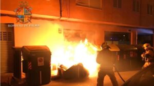 piromano bomberos contenedores incendio palma