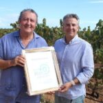 Nicolau Canyelles Alcalde de Santa María recibió de manos de Ramón Servalls (Bodegas Maciá Batle) el certificado de MUNICIPIO KM0
