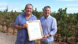 Nicolau Canyelles Alcalde de Santa Mar&iacute;a recibi&oacute; de manos de Ram&oacute;n Servalls (Bodegas Maci&aacute; Batle) el certificado de MUNICIPIO KM0