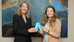 Mar&iacute;a Cruz Rivera, directora territorial de CaixaBank en Baleares entrega a la arquitecta Cristina Ballester el Premio A &lsquo;Mujer Profesional Aut&oacute;noma&rsquo; de CaixaBank