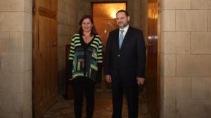 Jos&eacute; Luis &Aacute;balos y Francina Armengol conversando en un evento pol&iacute;tico