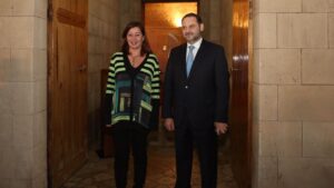 Francina Armengol junto a Jos&eacute; Luis &Aacute;balos en el Consolat de Mar.
