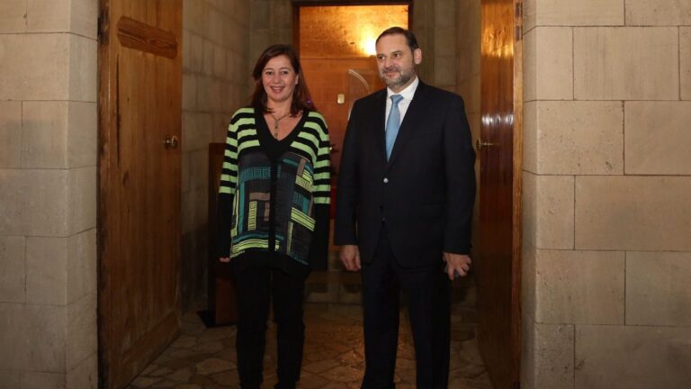 Francina Armengol junto a Jos&eacute; Luis &Aacute;balos en el Consolat de Mar.