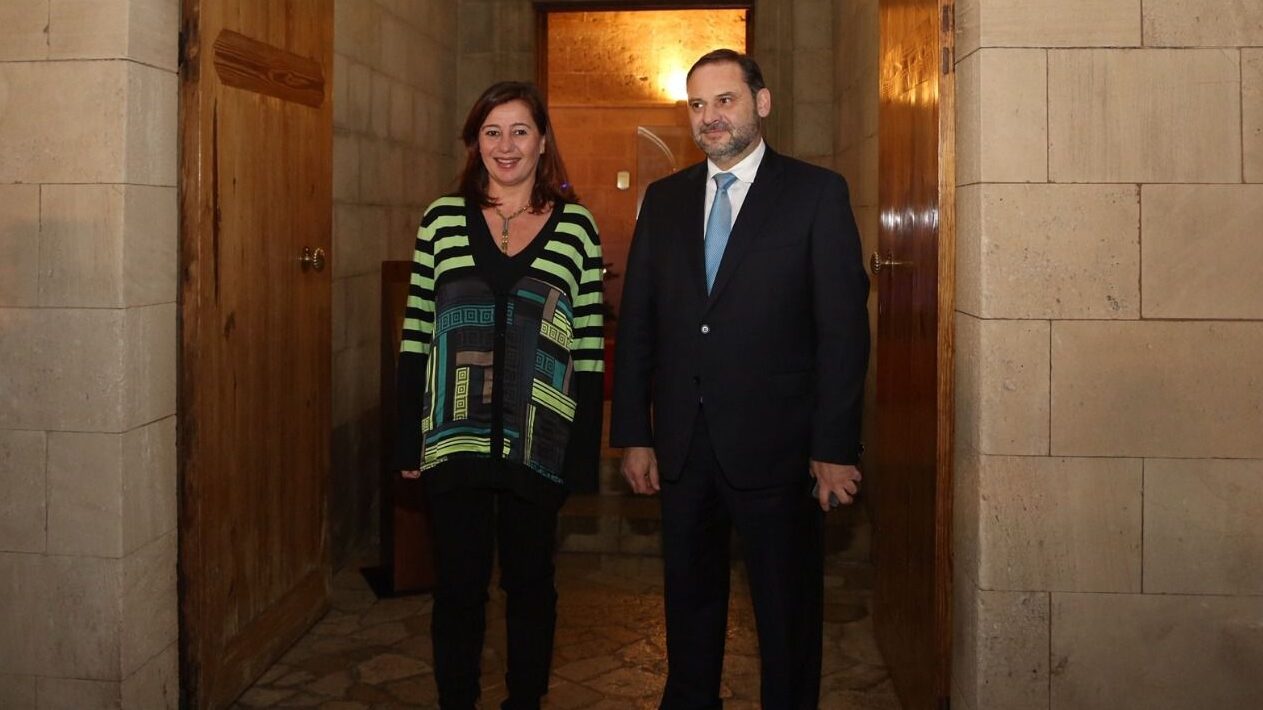 Francina Armengol junto a Jos&eacute; Luis &Aacute;balos en el Consolat de Mar.