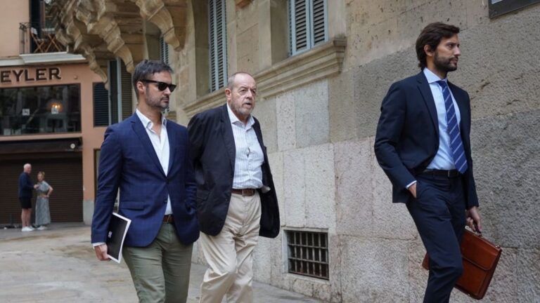 Antoni Machado entrando a los juzgados.
